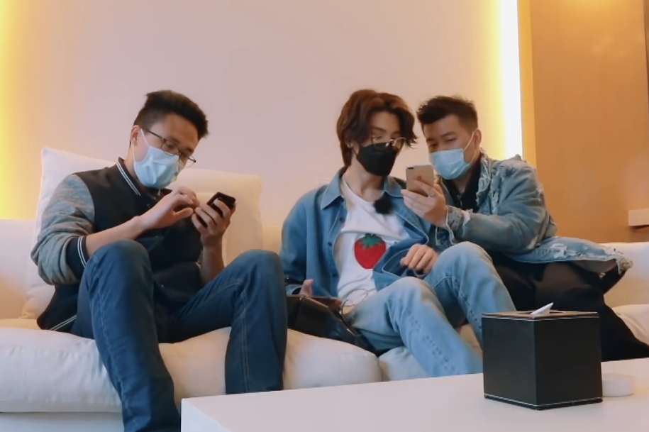 黄明昊被私生饭跟拍,租房又遇中介套路,还得跟妈妈要钱
