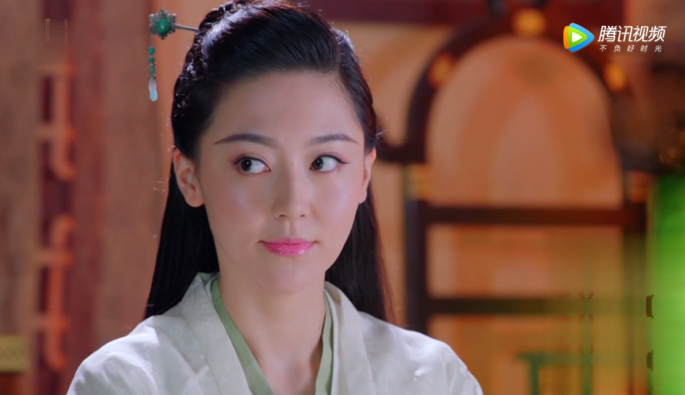 有没有觉得现在的古装剧太节俭了？许多女演员的头上几乎零发饰