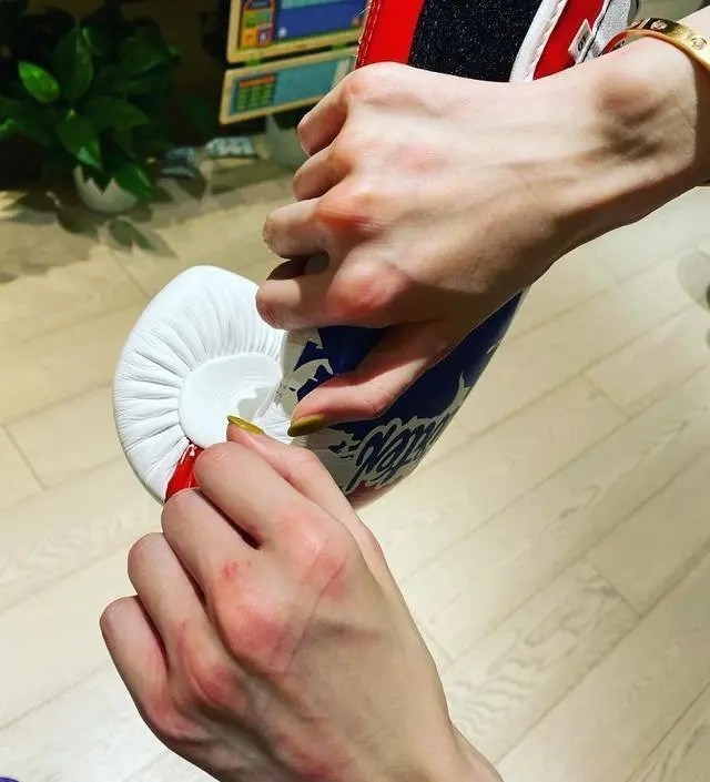 章泽天分享素颜举重照，晒手臂肌肉和马甲线，却曝光发际线后移