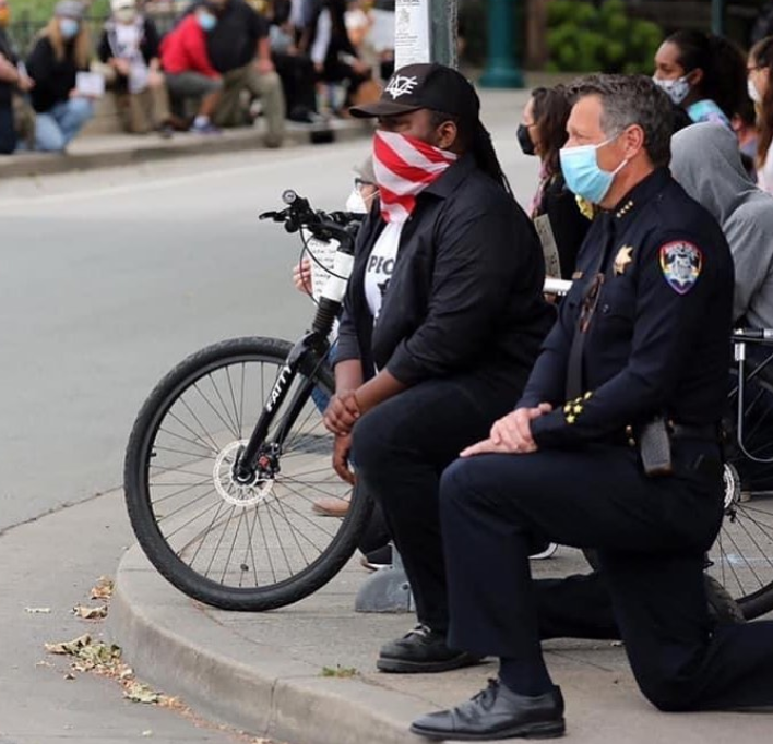 美国警察局长与黑人跪在一起参加抗议,暖心画面获数千网友点赞