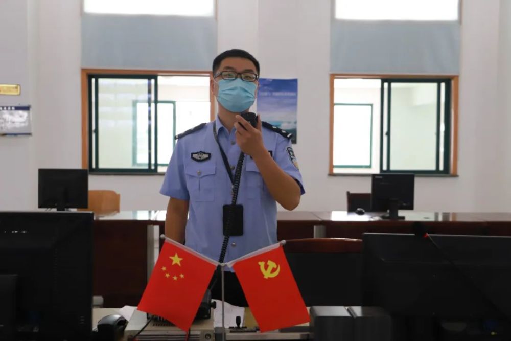 警察担当践行"疫情不退我不退,守护高墙保平安"的誓言,成为白衣和藏蓝