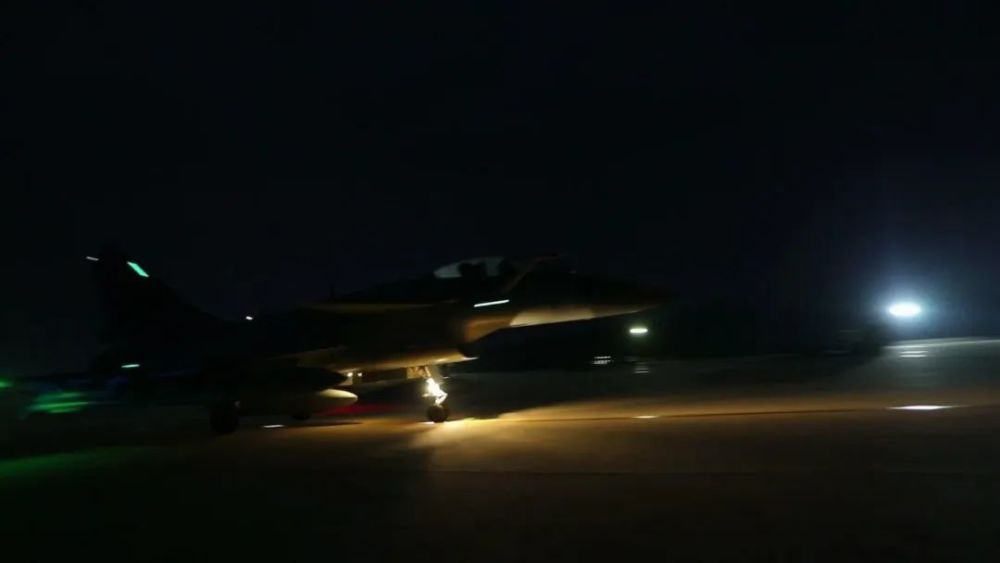 【直击演训场】空军航空兵某旅跨昼夜海上飞行训练