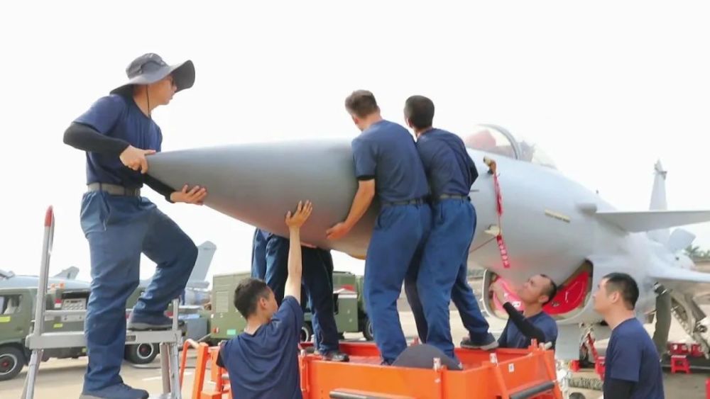 【直击演训场】空军航空兵某旅跨昼夜海上飞行训练