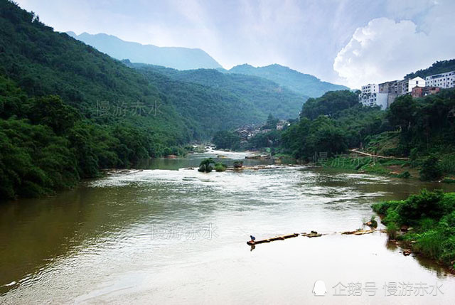 鸟瞰流经泸州和遵义的大同河,承载了贵州赤水大同古镇