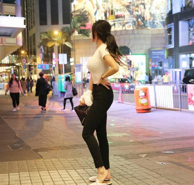 时尚搭配：街拍女神黑白配，挡不住的气质
