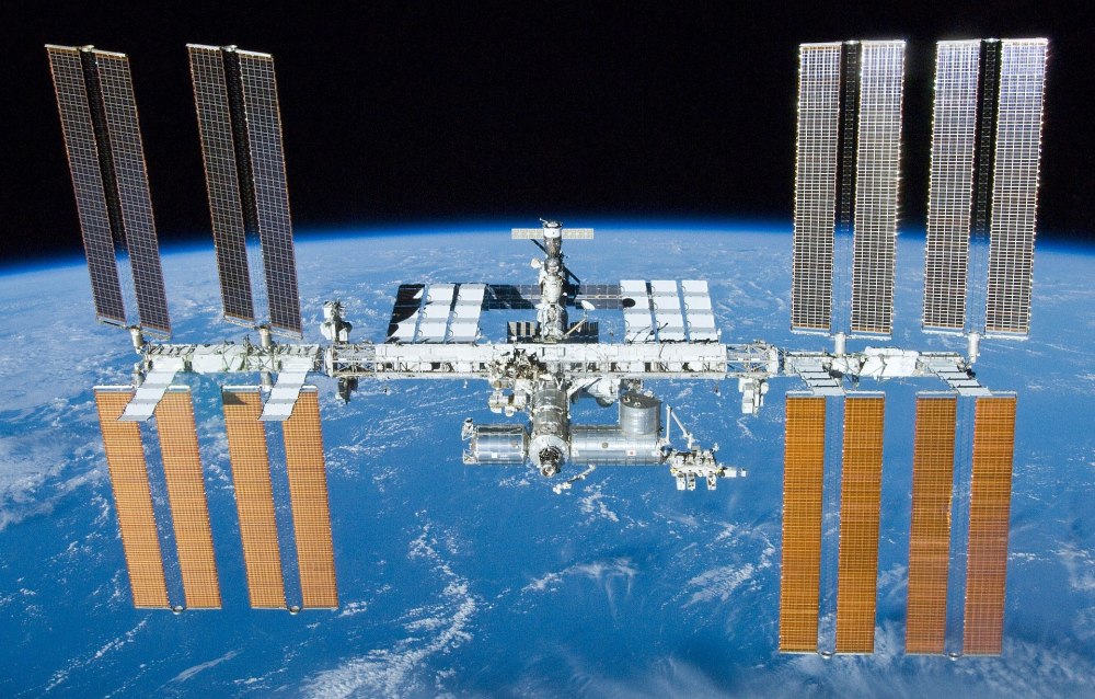 历史性相聚！SpaceX龙飞船上的宇航员成功进入国际空间站,国际空间站,宇航员,spacex,龙飞船...