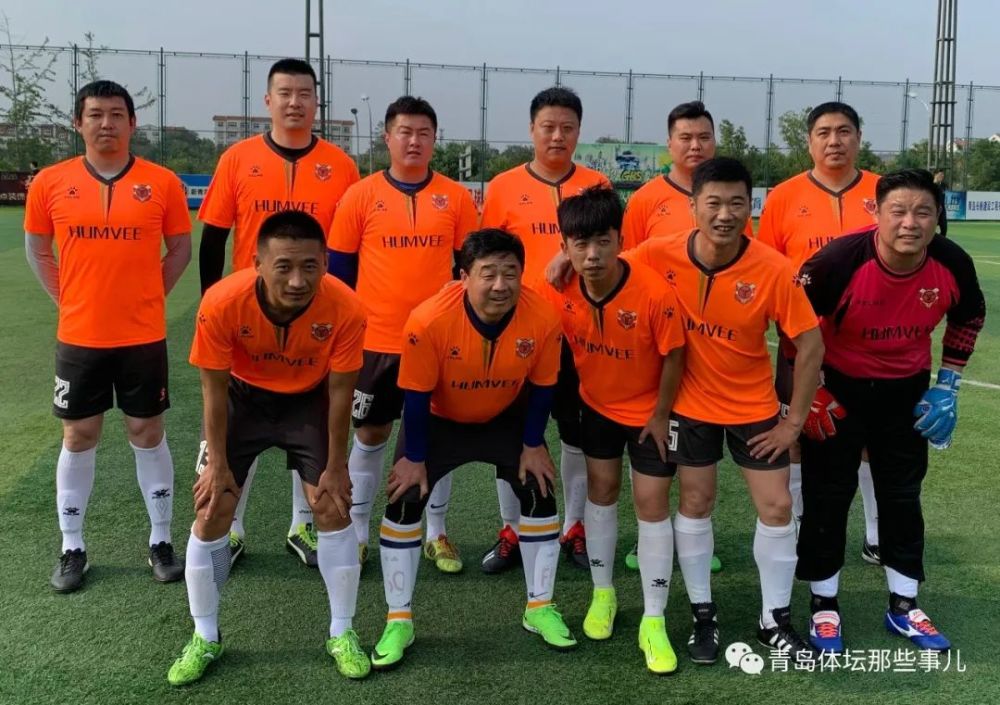 后排的6名球员中有4名前职业球员和2名前职业足球俱乐部梯队球员