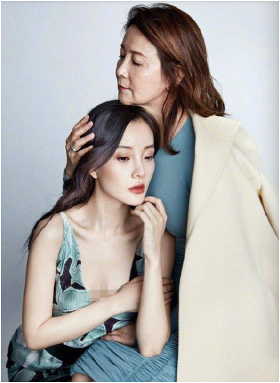 11年前李小璐与妈妈同框，天然美女和整容美女差距，一目了然