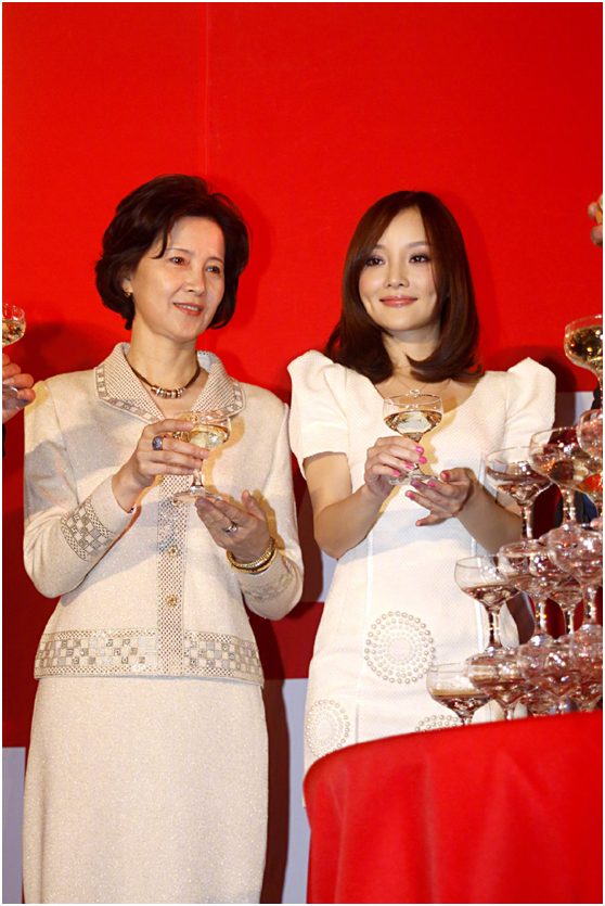 11年前李小璐与妈妈同框，天然美女和整容美女差距，一目了然