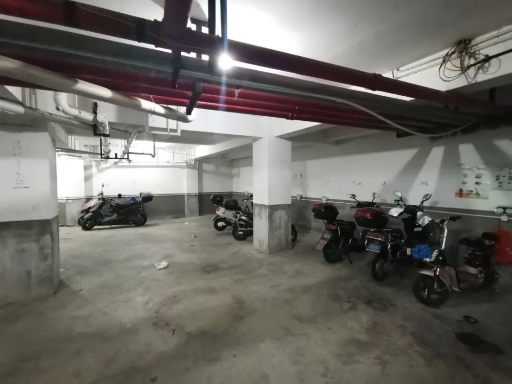 地下非机动车停车库宽敞的充电区 愉景华庭小区目前有 700多辆非机动