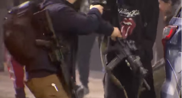 美国抗议现场警用步枪被人偷走并开火一名保安出手夺枪