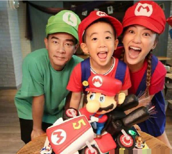 陈小春首晒二胎儿子正面照 hoho打哈欠软萌可爱