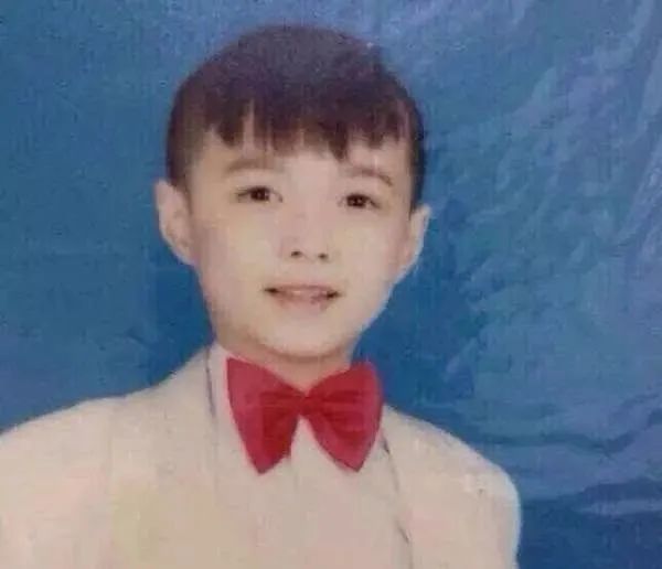 李现小时候是小胖?杨紫旧照承包笑点,他们的童年照也