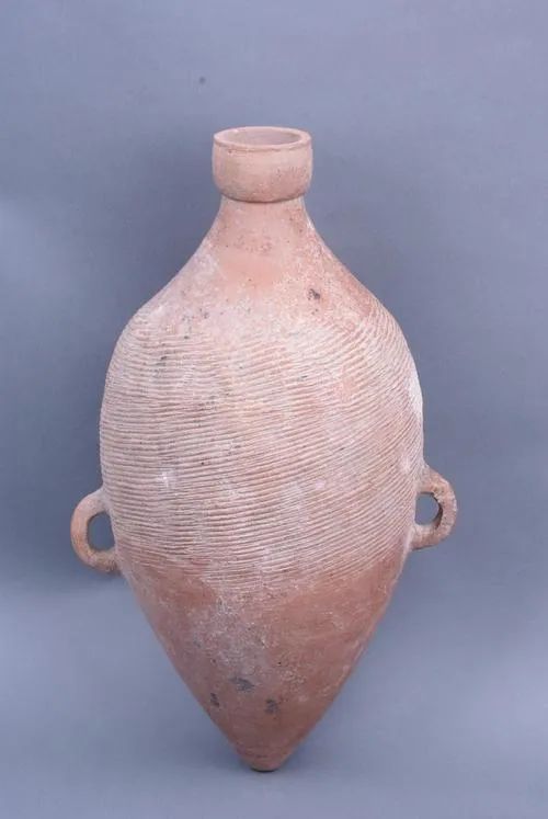 (小口尖底瓶) 这件瓶子用红陶制成,高41厘米,口径很小,只有5.