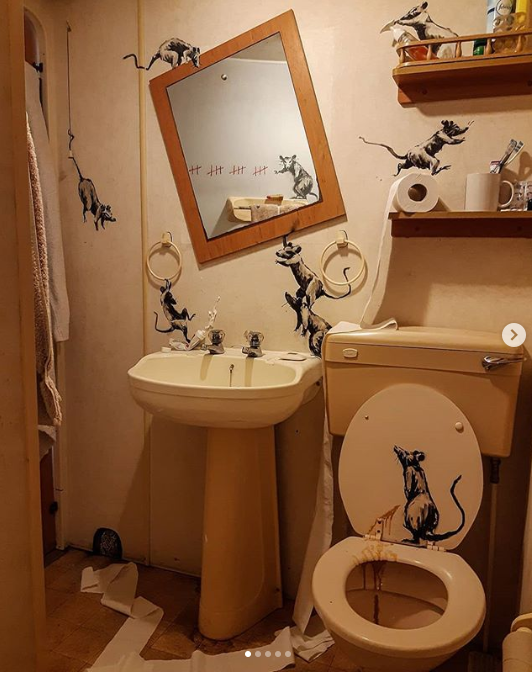 而照片中则是他在家中厕所以「老鼠」大展艺术长才,只见整间厕所像是