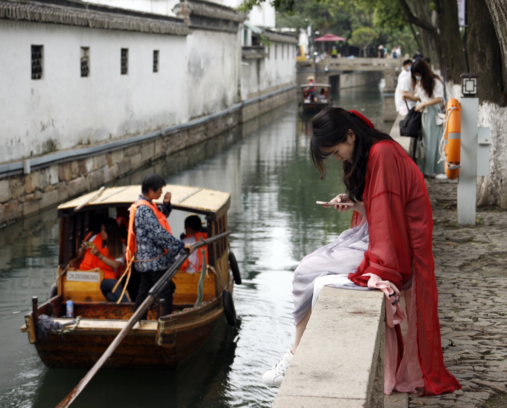 贵妃娘娘正向你走来!苏州平江路 已成"汉服文青"穿越一条街