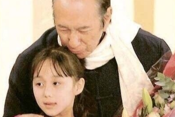 何鸿燊20岁小女儿何超欣走红,对比童年时照片,脸部