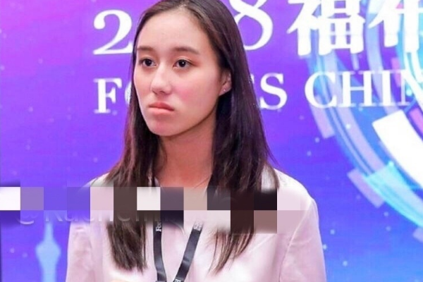 何鸿燊20岁小女儿何超欣走红,对比童年时照片,脸部变化明显!_腾讯新闻