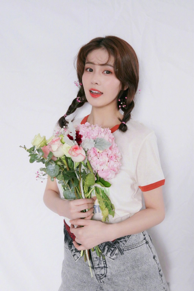 她"撞脸"刘诗诗堪称一线小花,穿碎花裙模样清纯,似初恋女神