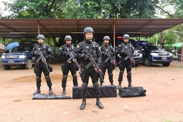 行头十足的缅甸警察特别任务部队,武器清一水缅甸制造