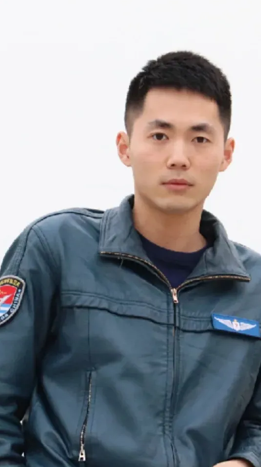 是武警广西总队医院副班长 枪比儿时升级了 13 @王佳华 从站姿到发型
