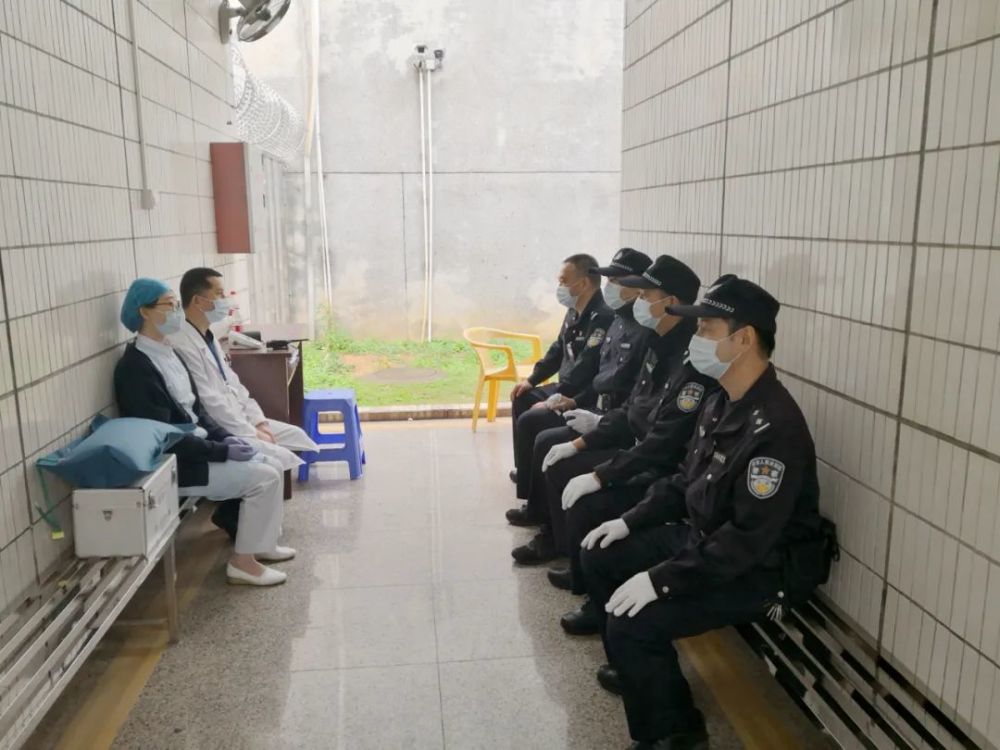 月 3月3日 3月23日 南海法院法警大队组建的第一批队伍进驻南海看守所
