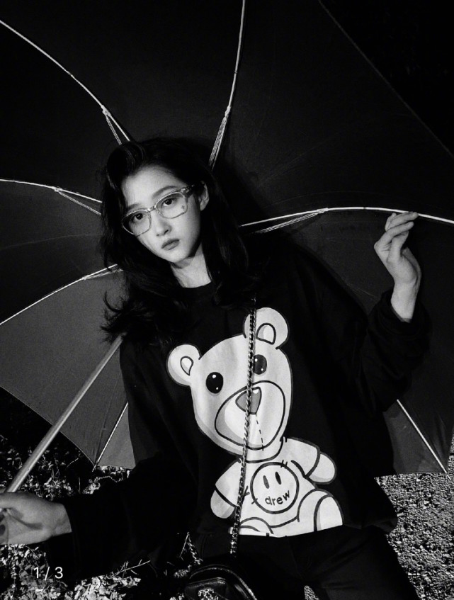 关晓彤晒男友视角美照,雨中撑伞摆拍意境十足