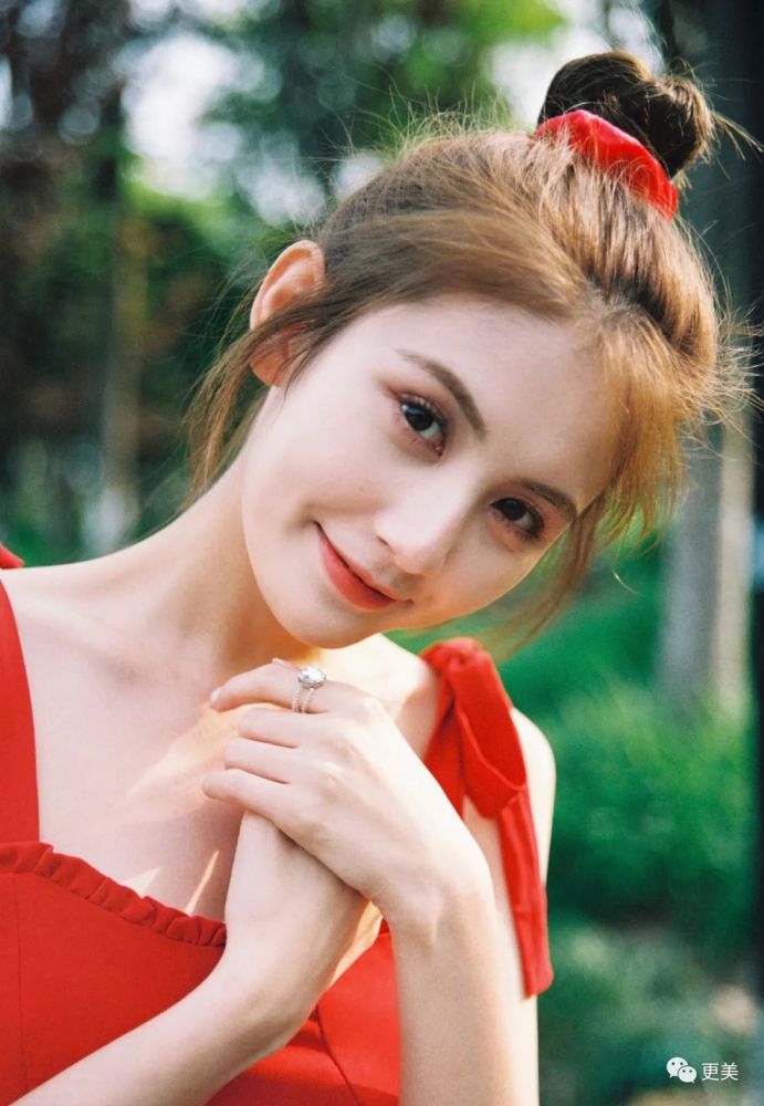 鞠婧祎和王思聪女友，联手开创富二代最爱的新绿茶脸！