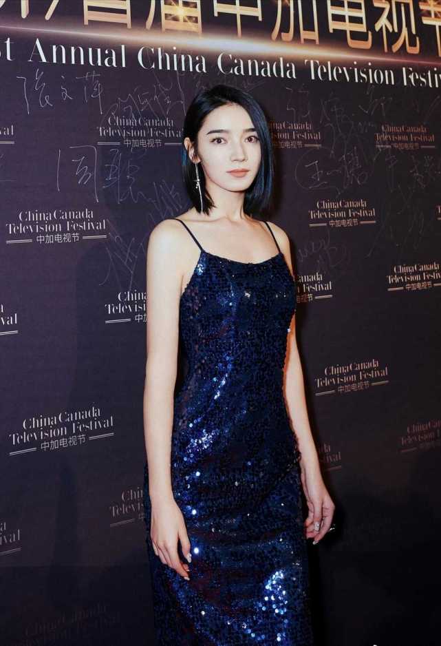 代斯真不愧是气质女神,穿一件吊带连衣裙性感大气,女神范十足
