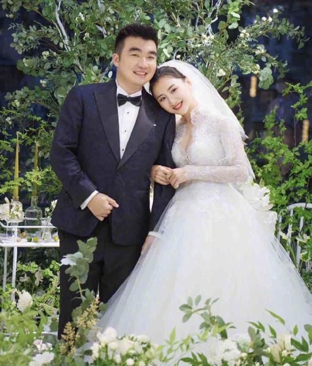 31岁何雯娜晒婚礼照片,女儿亮相超可爱,一家三口幸福