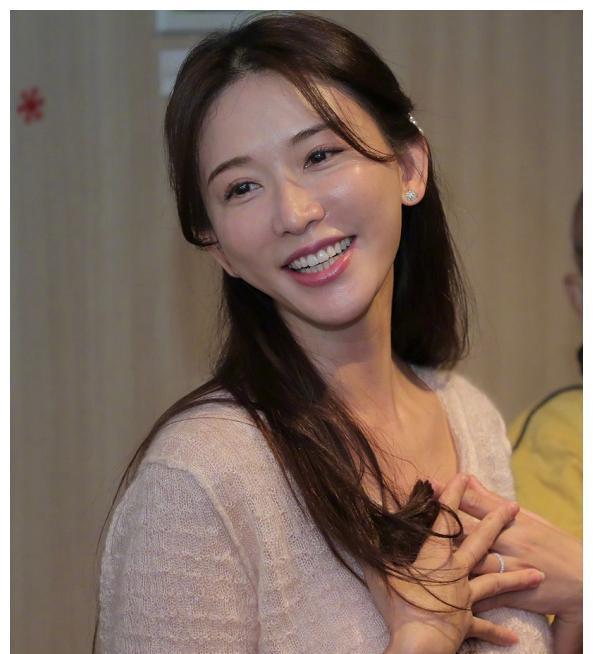 但是看到她婚后的照片后就知道原来女神也会发福啊