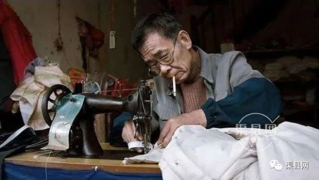 补锅 补~~~锅~~~咯~~~ 他们声音洪亮,无论风雨都在路上 "手拉风箱呼