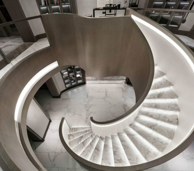 通透有质感,楼梯盘旋而下,弧形的曲线设计让整个空间都变得圆润且高级