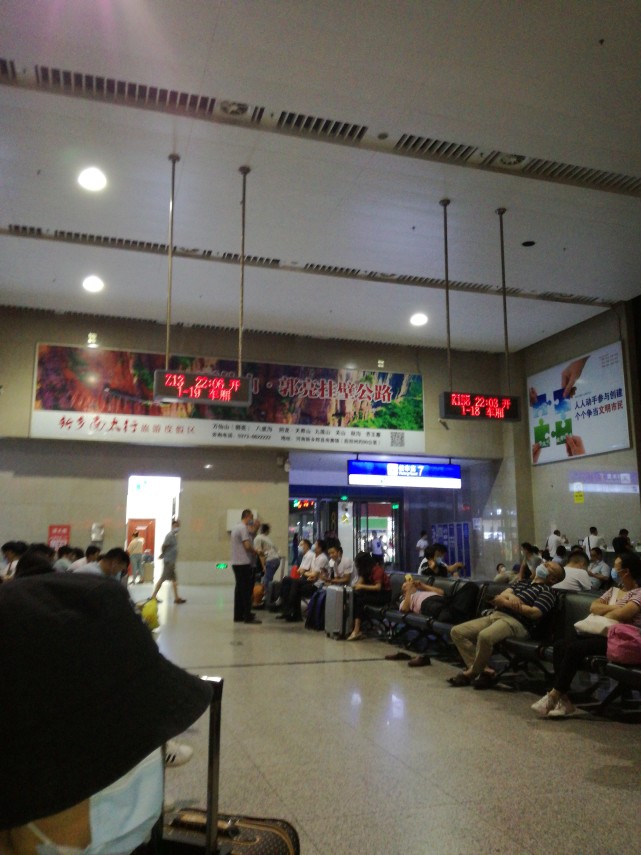 郑州火车站7候车厅夜景