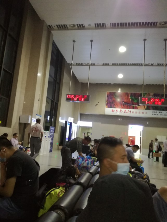 郑州火车站7候车厅夜景