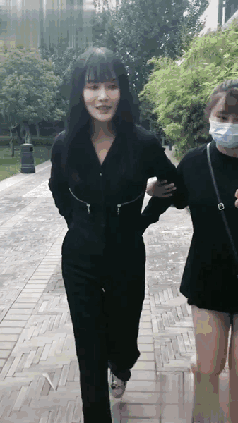 近日,有网友晒出赵本山女儿赵一涵"球球"的最新动态.