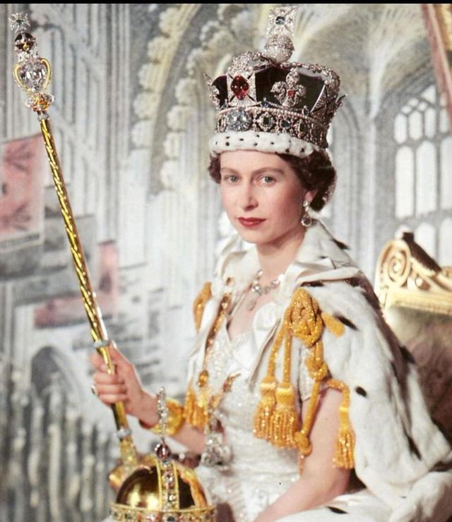 一篇看完女王67年前的加冕礼,王冠一戴,王权宝球的君主生涯开始