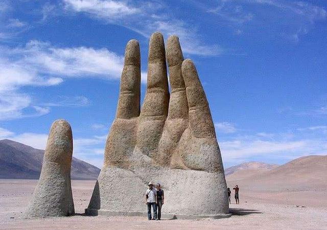 真正的"五指山"!屹立于沙漠中40多年,却被刻满了字