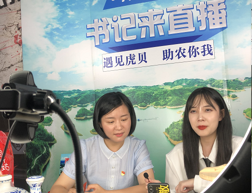 高山土鸡蛋养殖户黄纯土说:"雷雯书记放下身段为我们农户带货直播