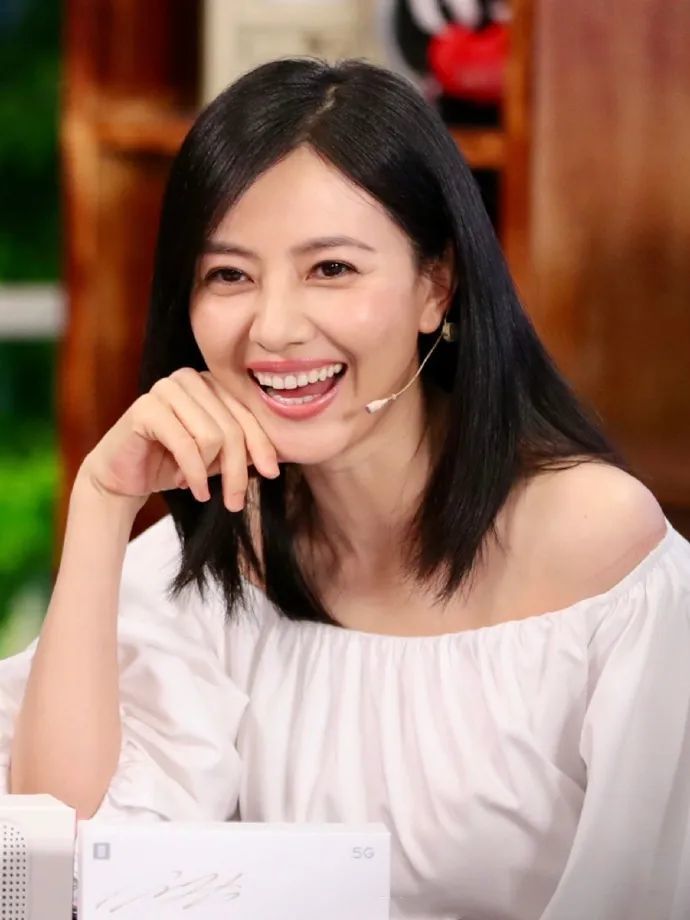 高圆圆保养的真不错！皮肤细腻有光泽，就是眼睛有点显老态