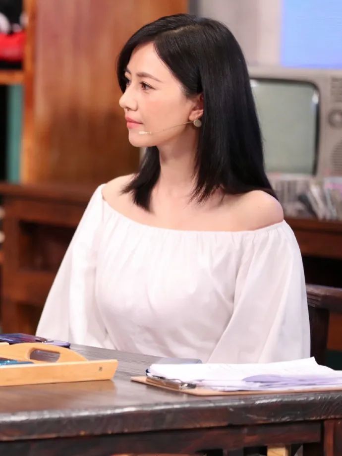 高圆圆保养的真不错！皮肤细腻有光泽，就是眼睛有点显老态