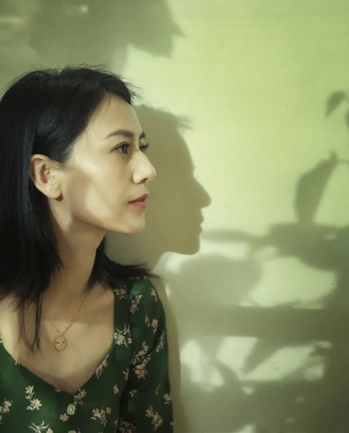 高圆圆保养的真不错！皮肤细腻有光泽，就是眼睛有点显老态