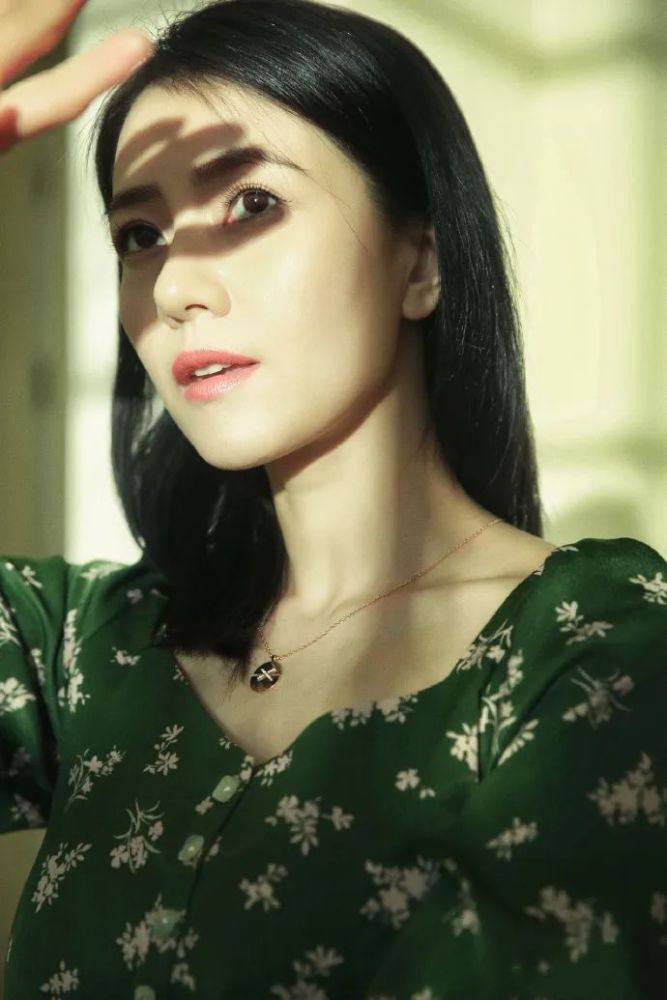 高圆圆保养的真不错！皮肤细腻有光泽，就是眼睛有点显老态