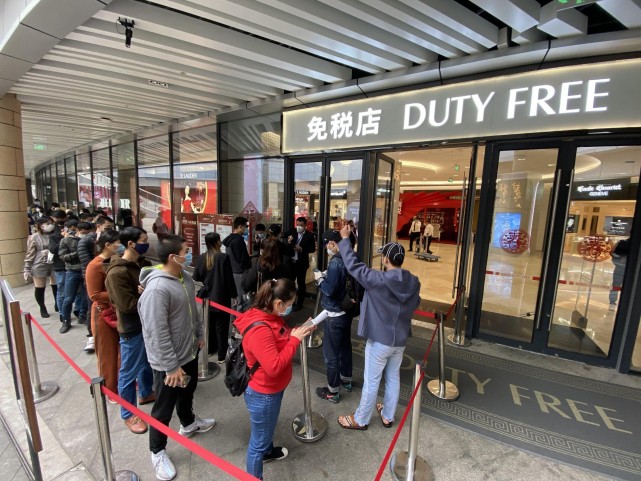 海南海口日月广场免税店 图片来源:视觉中国海南会取代香港的购物地位