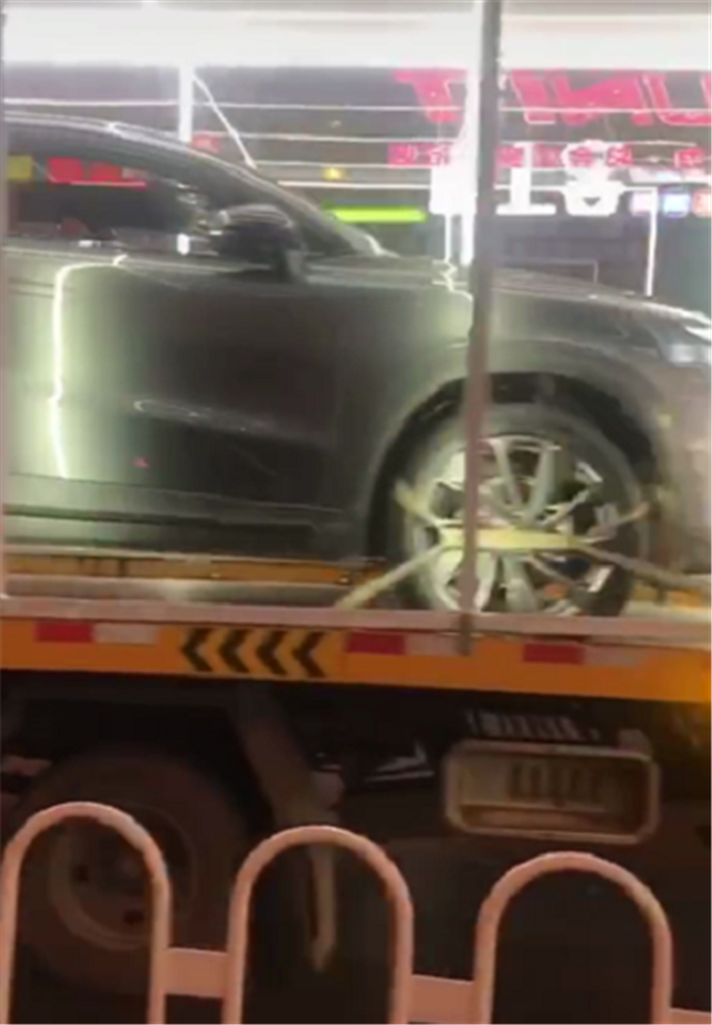 长安uni-t上拖车,全车透明框包裹,看似送车,实则有猫腻