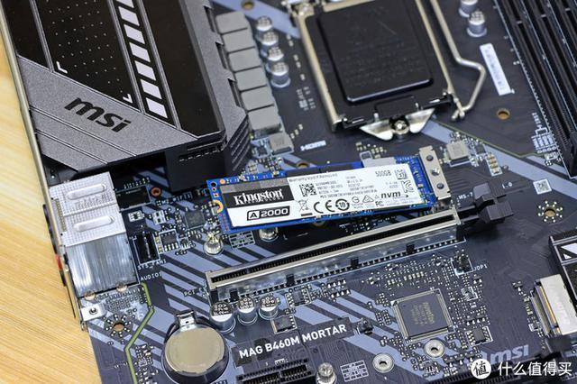2 nvme 接口,而且这两个接口都有用钢铁装甲加以包裹.