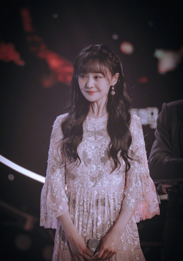郑爽身穿仙女裙,婀娜身姿美呆了,但谈及感情落泪惹人