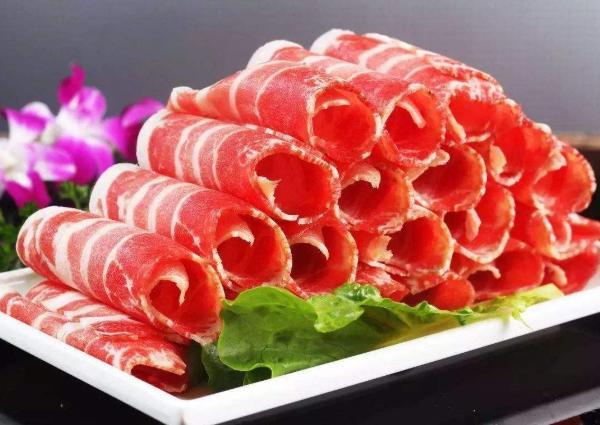吃火锅时,配菜下面为什么要垫生菜,能吃吗?服务员告诉