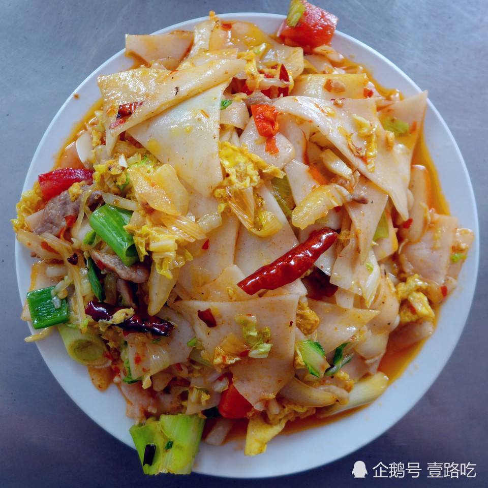 腾冲"大救驾"就是炒饵块,粗犷的画风与中原的炒面片一脉相承.