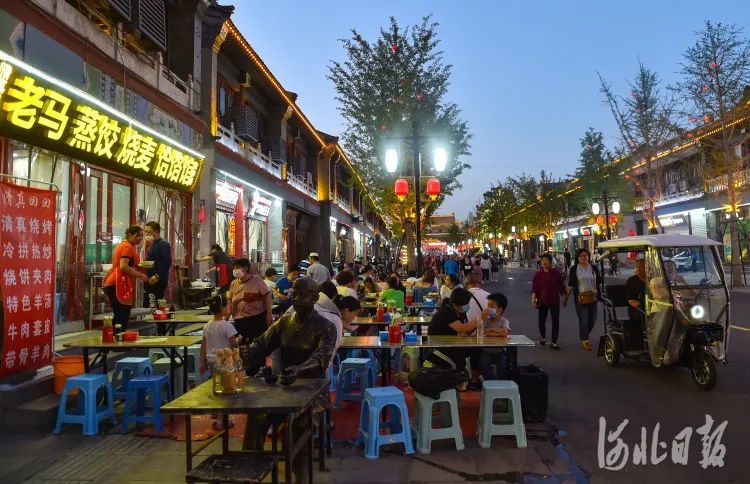 6月2日晚,游客们在正定县燕赵南大街品味美食.